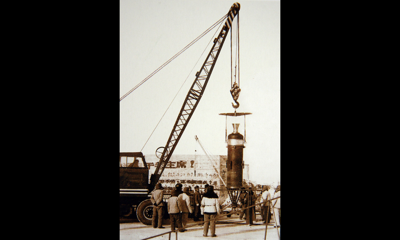 從1970年長征一號運載火箭發射中國第一顆人造衛星，到近日完成中國長征系列運載火箭的第300次發射，這期間，長征火箭家族不斷有新成員加入，運載能力實現跨越式提升，樹起了中國航天發展史上的一座又一座里程碑。圖為1970年4月24日，酒泉衛星發射中心，長征一號運載火箭將中國第一顆自主研制的東方紅一號科學試驗衛星成功送入太空。