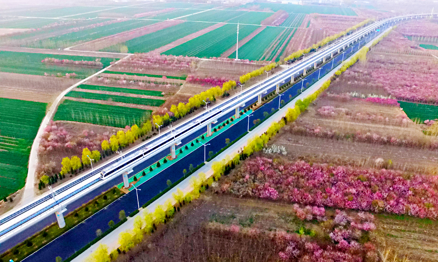 4月1日6時，隨著一輛列車從濟南方特站緩緩駛出，濟南軌道交通建設史上迎來具有里程碑意義的一刻，由中國鐵建所屬中鐵十四局參建的濟南地鐵1號線正式投入商業運營。該線路南起工研院站，北至方特站，全線設車站11座，全長26.1公里，貫穿濟南長清和槐蔭西部，極大縮短了兩地居民交通出行時間。圖為行駛中的濟南地鐵。