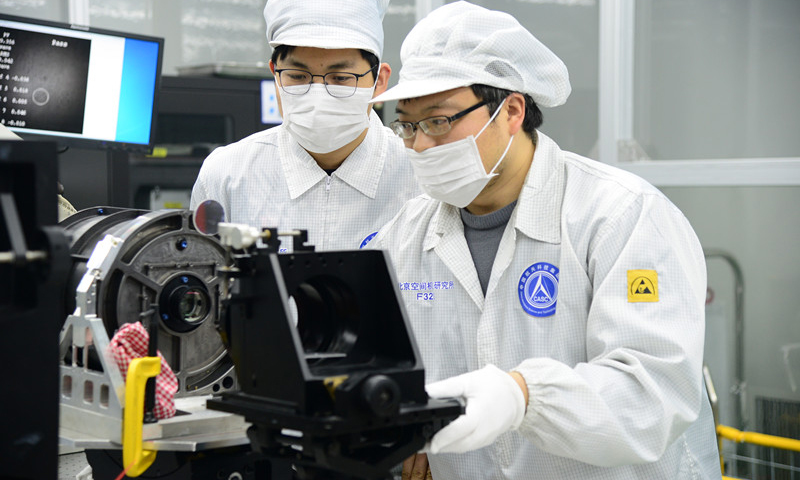 近日，中國航天科技集團有限公司五院508所承研的海南一號衛星高分相機正樣光學系統裝調工作正在緊張進行中。據了解，海南一號衛星將于今年下半年發射升空，高分相機裝調團隊優化流程，采取多工位交叉并行等一系列措施，確保光學系統裝調的高質高效。目前，光學組件裝配已完成。裝調質量遠優于技術要求，為后續系統裝調奠定堅實基礎。圖為技術人員正在進行光學系統裝調與測試工作。