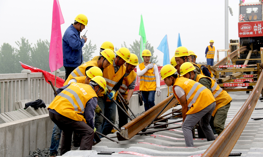 徐宿淮鹽鐵路全線采用500米長鋼軌鋪設，按一次性鋪設、跨區間無縫線路設計，長軌鋪設完成后還需進行多種作業確保軌面平順度標高0.2毫米左右，提高了線路的平順性，確保行駛安全，讓旅客乘坐更加平穩舒適。圖為作業人員引導鋼軌向前推送。