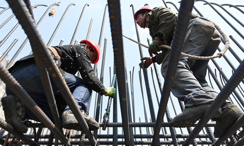 圖為5月30日，工人在烏東德水電站大壩主體工程上施工。（新華社記者 陳曄華 攝）