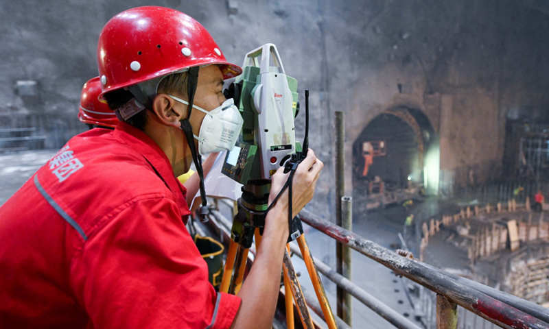 圖為5月30日，工人在烏東德水電站左岸地下電站主廠房內工作。（新華社記者 陳曄華 攝）