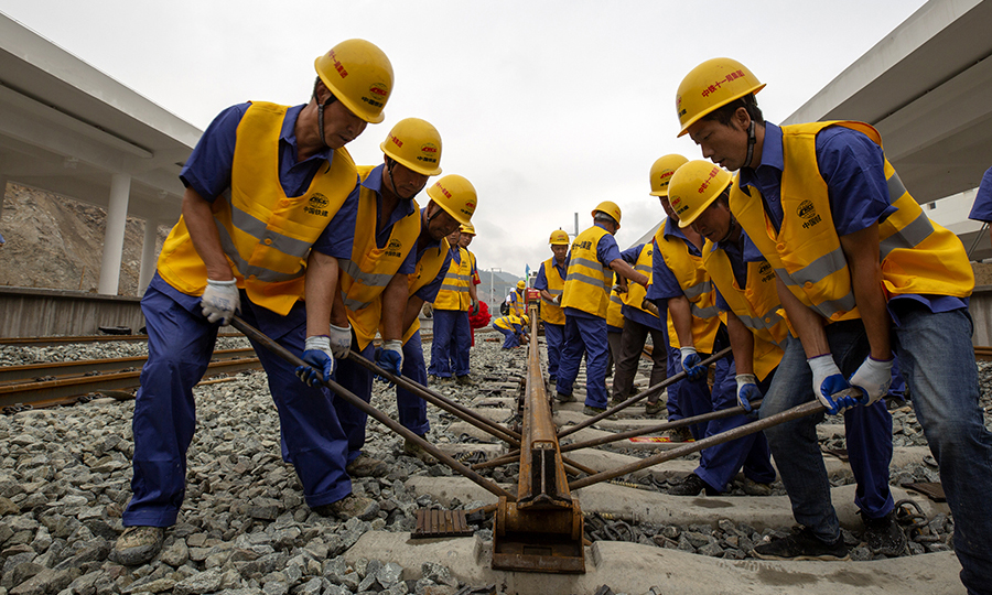 為確保漢十高鐵鋪軌工程安全、優質、高效地完成，項目部引進了鐵路工程安全調度管理系統，降低了施工風險，確保了鋪軌施工質量、安全過程監控，實現安全、質量可追溯。圖為鋪軌施工現場。（彭特 攝）