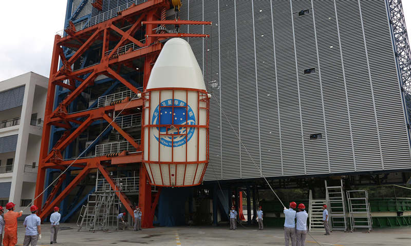 圖為衛星吊裝。