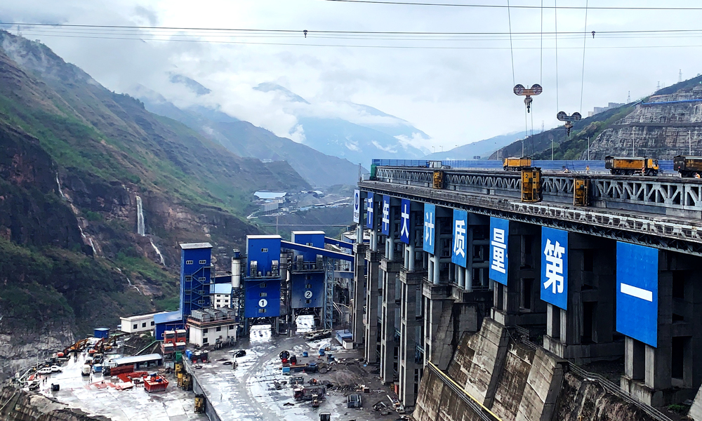 白鶴灘水電站位于四川省寧南縣和云南省巧家縣境內，電站裝機16臺100萬千瓦總計1600萬千瓦水輪發電機組，東方電氣承接了白鶴灘水電站左岸電站全部8臺套水輪發電機組及其附屬設備的研發和制造。（國務院國資委網站 馬語謙 攝）