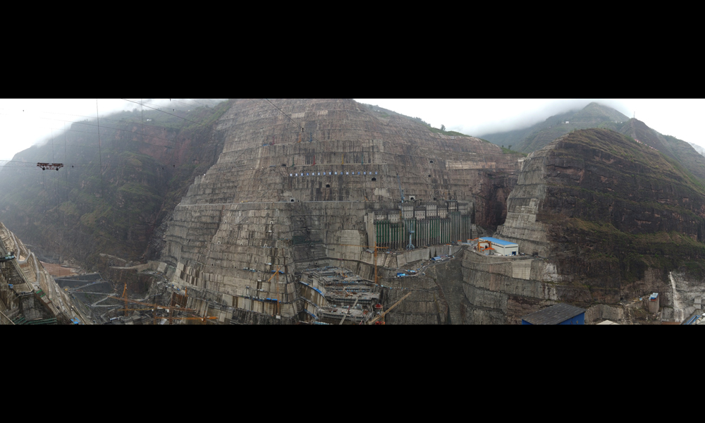 圖為6月26日拍攝的白鶴灘水電站建設工地。（國務院國資委網站 馬語謙 攝）