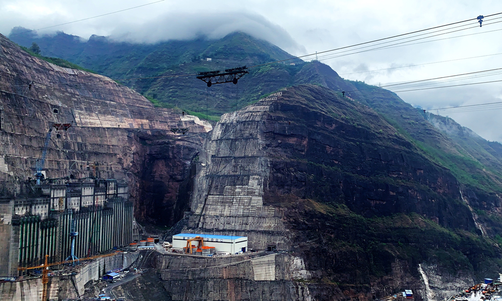 目前，全球在建裝機規模最大水電站——白鶴灘水電站正加緊建設。圖為6月26日拍攝的白鶴灘水電站建設工地。（國務院國資委網站 馬語謙 攝）