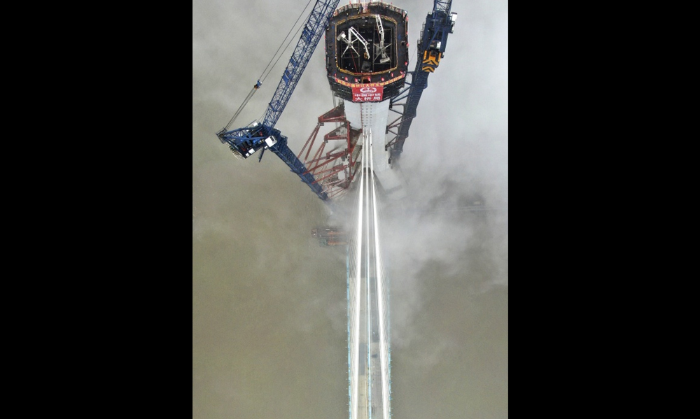 圖為6月26日，無人拍攝的滬通長江大橋南主塔封頂施工現場。（新華社記者 許叢軍 攝）
