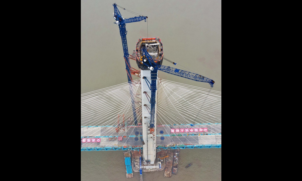 圖為6月27日，無人機拍攝的滬通長江大橋南主塔。（新華社記者 丁曉春 攝）