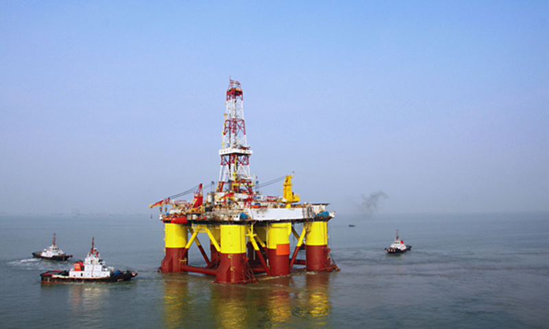 圖為中海油服租賃的南海五號半潛式鉆井平臺，該平臺在挪威建造，1983年7月下水，1986年11月購入中國。作業水深60米到457米，最大鉆井深度7620米。