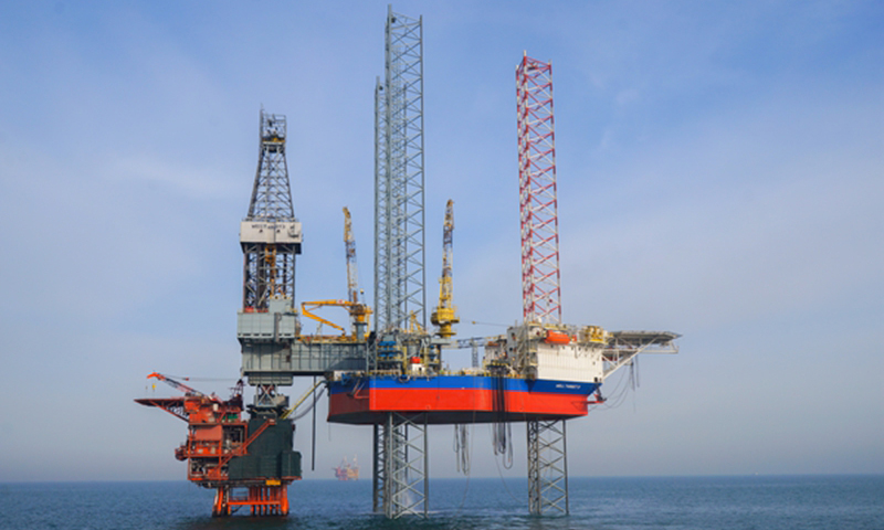 圖為中海油服租賃的“挑戰者”（WELLTARGET3）鉆井平臺，該平臺由招商局重工（江蘇）有限公司建造，最大作業水深114米，最大鉆井深度9000米，配備全套NOV設備及Amphion電子司鉆控制系統。