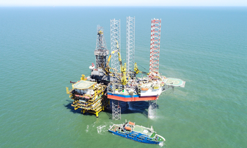 圖為中海油服租賃的“招商海龍2”鉆井平臺，該平臺由招商局重工（江蘇）有限公司建造，最大作業水深114米，最大鉆井深度9000米，配備全套NOV設備及Amphion電子司鉆控制系統。