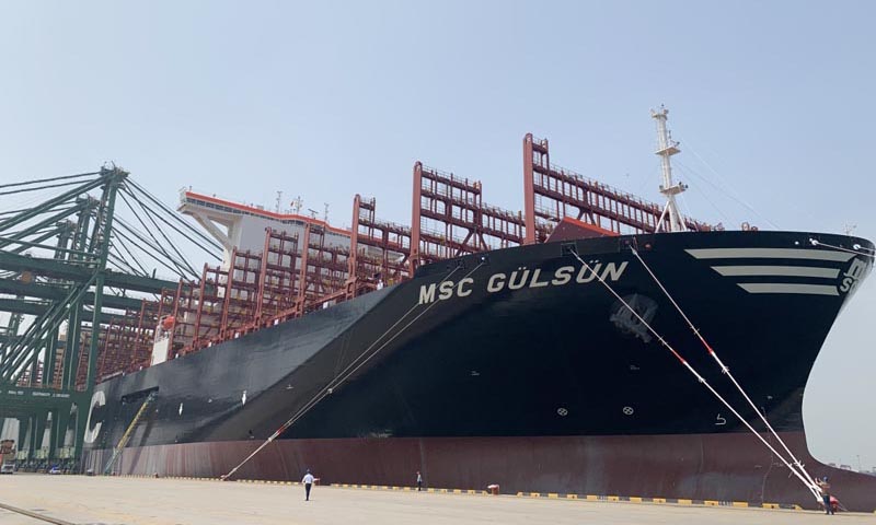 天津港是世界級人工深水大港，航道水深達負22米，30萬噸級船舶和世界最大的集裝箱貨輪可全天候自由進出港口。這里也是新中國集裝箱運輸事業發展的搖籃，我國第一條國際集裝箱航線和第一座集裝箱專業碼頭在天津港建成開通。圖為7月8日，“地中海古爾松”輪停泊在天津港太平洋國際集裝箱碼頭。（新華社記者 毛振華 攝）