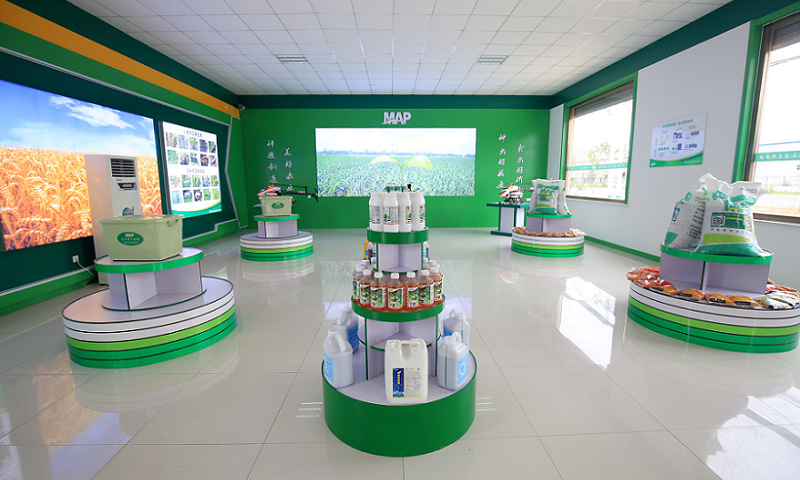 MAP即“現代農業技術服務平臺”。基于對中國農業發展趨勢、規模化種植主體需求和自身能力的深入思考，中化農業提出了MAP創新戰略。圖為中化MAP技術服務中心大廳中央展示的農化產品。（中化集團 供圖）