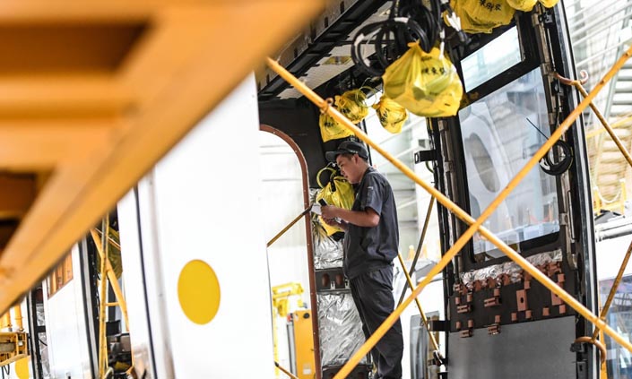 圖為7月25日，中車長春軌道客車股份有限公司工人在車間內為以色列特拉維夫紅線輕軌項目車輛接線。（新華社記者 王昊飛 攝）