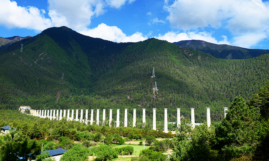 近日，歷經41個月建設，由中國鐵建所屬中鐵十七局承建的拉林鐵路重點控制性工程布喀木隧道順利貫通。拉林鐵路又一座海拔3000米以上的長大隧道成功貫通，標志著全線重難點工程再次取得階段性突破。圖為拉林鐵路綠色施工成為西藏環保施工樣板。