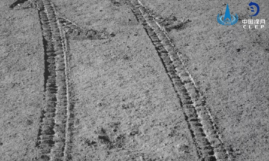 在第八月晝，嫦娥四號著陸器工況正常，地面接收數據正常。期間，月球中子及輻射劑量探測儀、低頻射電譜儀等按計劃繼續開展科學探測任務。“玉兔二號”巡視器在此期間按既定路線繼續移動，完成對目標點的科學探測任務，紅外光譜儀、全景相機、中性原子探測儀、測月雷達獲取了大量科學探測數據。“玉兔二號”累計在月球背面行駛里程達到271米。圖為“玉兔二號”在月球背面行駛。