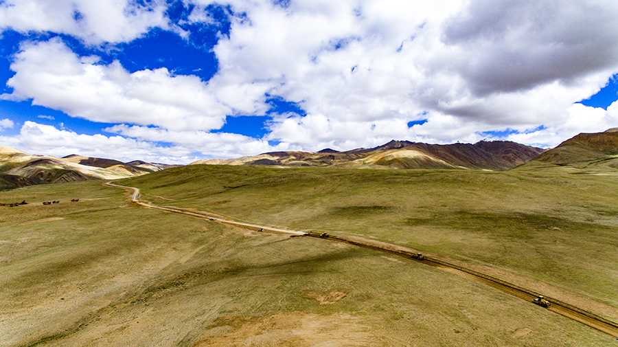 9月3日，由中國鐵建所屬中鐵十一局一公司承建的西藏仲巴公路全線完工。仲巴公路全長146.74公里，位于西藏日喀則市仲巴縣境內，施工平均海拔 5000米以上。建設者克服高寒缺氧、交通閉塞、通信不暢、電力短缺等難題，提前7天完成建設任務，為通車奠定了基礎。圖為仲巴公路。（金偉 攝）