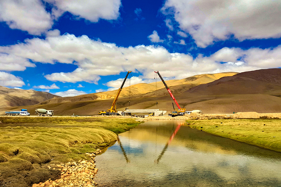 圖為橋梁吊裝作業。（金偉 攝）