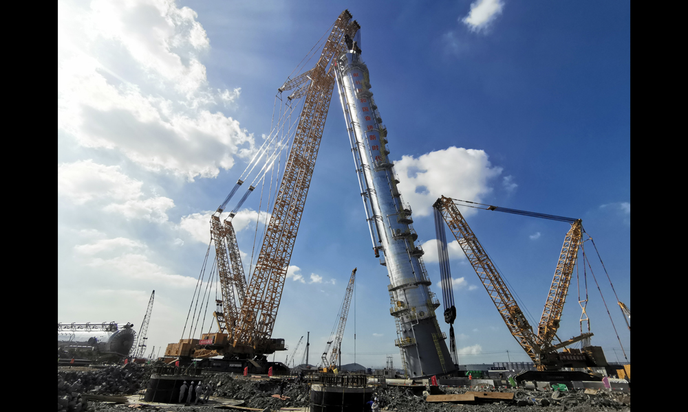 1#丙烯精餾塔作為乙烯項目標志設備“三塔”之一，是乙烯裝置的關鍵設備，用于分離丙烯與丙烷。圖為吊裝現場。