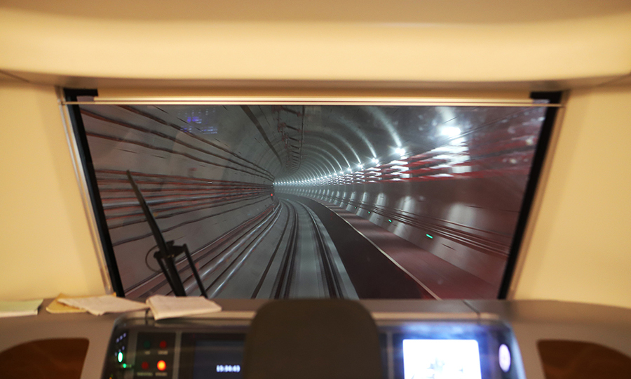 北京大興國際機場線在建設中引入全周期投融資模式，是北京市第一條從投資、建設到運營全周期采用政府和社會資本合作模式（PPP）的城市軌道交通線路。中國鐵建投資集團代表中國鐵建參與該線社會資本投資，為項目注入社會資本占總投資的50%以上，中鐵十二局、中鐵十四局、中鐵二十三局、鐵五院等單位承擔了北京大興國際機場線部分盾構隧道、全線鋪軌、草橋站、部分機電安裝工程、全線通號的施工任務，以及部分設計任務。圖為列車無人駕駛系統。（范成濤 攝）