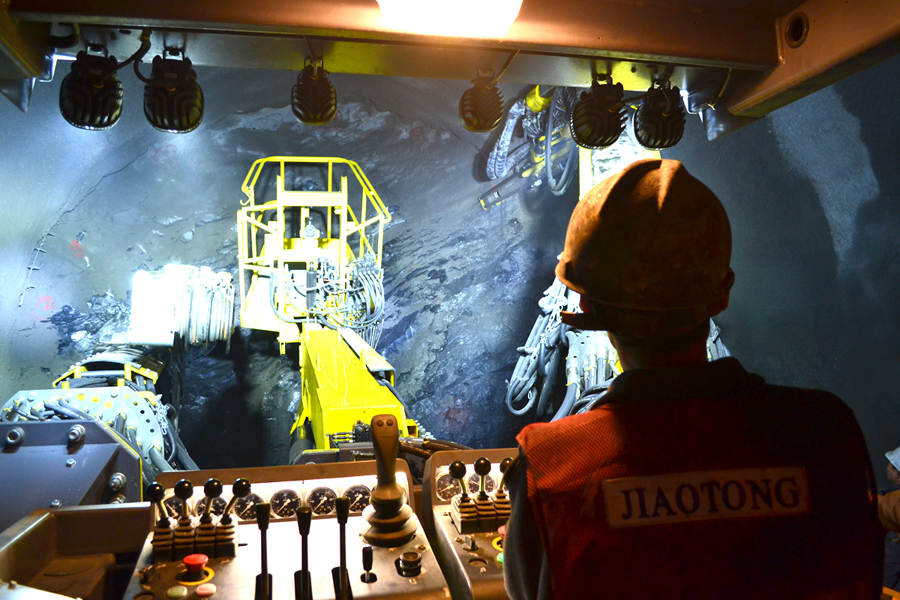 全體建設者以打造中國鐵路貨運示范線為目標，全面開展建設管理、工程技術、質量安全、合同投資創新與實踐，創新施工工法119項，取得專利165項，榮獲科技獎60項，科研立項85項；研發使用世界首臺大斷面異形土壓平衡盾構機，在三門峽黃河公鐵兩用大橋、洞庭湖特大橋上創新應用多項橋梁技術，彰顯了我國鐵路建設自主創新綜合實力。圖為中鐵十九局鑿巖臺車在九嶺山隧道掘進。（張振宇 攝）