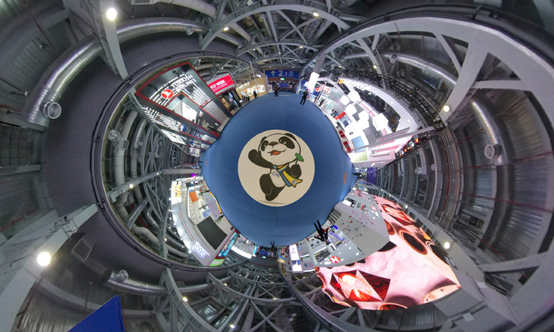 11月5日，第二屆中國國際進口博覽會在上海國家會展中心開幕。圖為當日在上海國家會展中心拍攝的第二屆進博會服務貿易展區（全景相機拍攝）。（新華社記者 尹炣 攝）