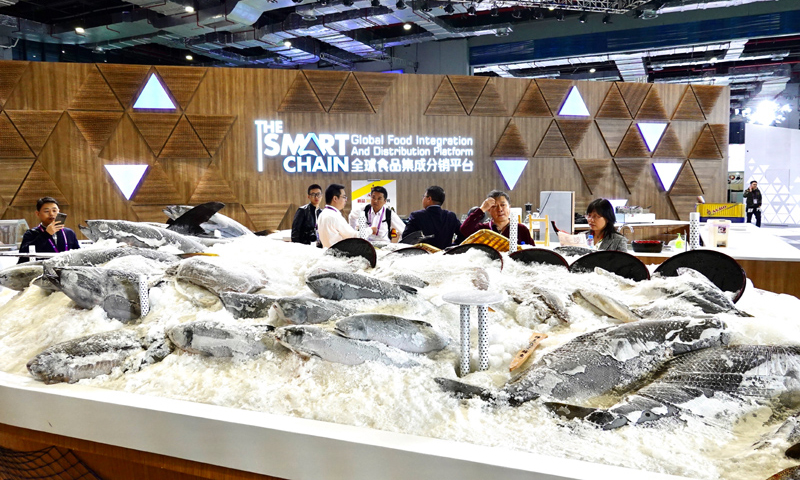圖為11月5日，參觀者在食品及農產品展區全球食品集成分銷平臺參觀。（新華社記者 才揚 攝）
