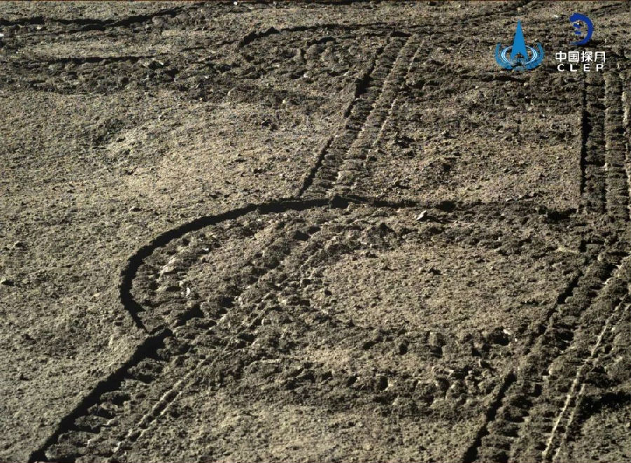 11月21日，正在月球背面執行探測任務的嫦娥四號著陸器和“玉兔二號”月球車分別于17時3分和0時51分結束寒冷漫長的月夜休眠期，受光照成功自主喚醒，恢復月面工作，進入第十二個月晝工作期。嫦娥四號在月球背面工作時長已突破300天，達到322天，“玉兔二號”月球車行駛里程也成功突破300米，達到318.62米，實現“雙三百”突破。圖為“玉兔二號”月球車在月球背面行駛。