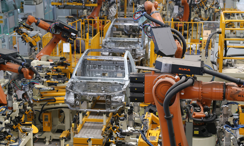 目前，保定長安客車制造有限公司合車主線自動化率實現100%。圖為近日在該公司焊裝車間拍攝的合車主線機器人以及白車身工作現場。（顧鵬 攝）