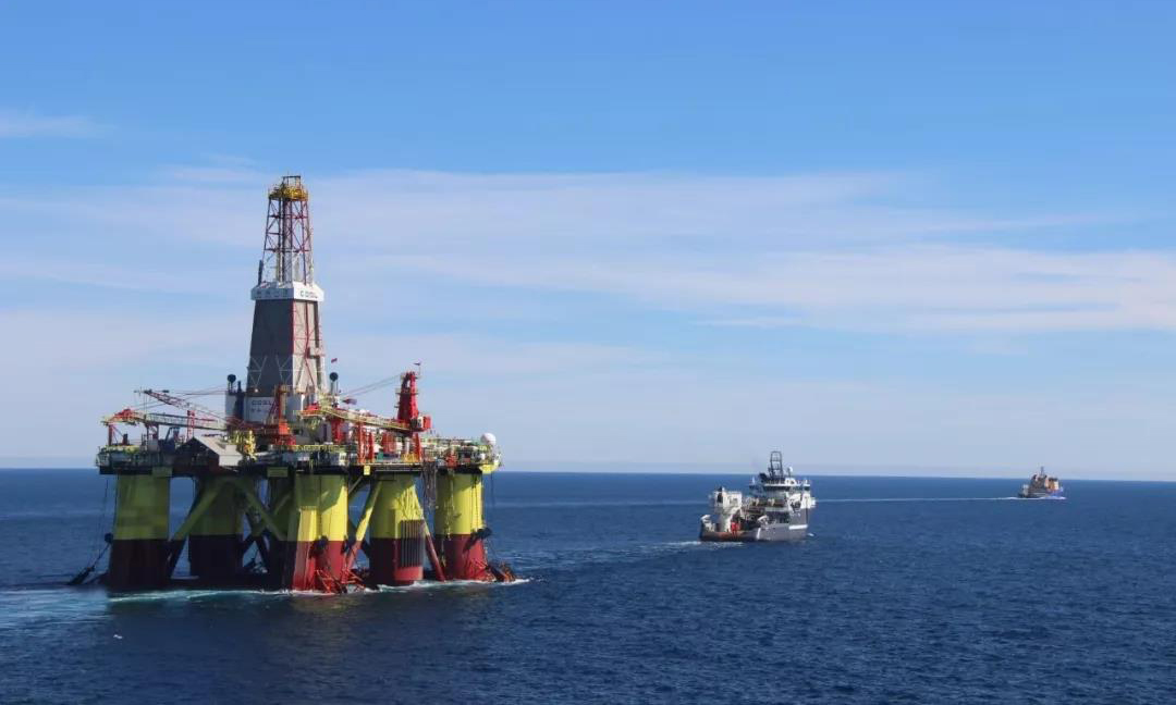 第二種是錨泊定位。對于始終處于漂浮狀態的半潛式鉆井平臺而言，用錨及錨鏈、錨纜將其固定，限制和減小其在風、浪、流作用下的漂移和運動，使其保持在預定位置上的錨泊定位是一種更經濟實用的方式。圖為拖航途中的半潛式鉆井平臺。