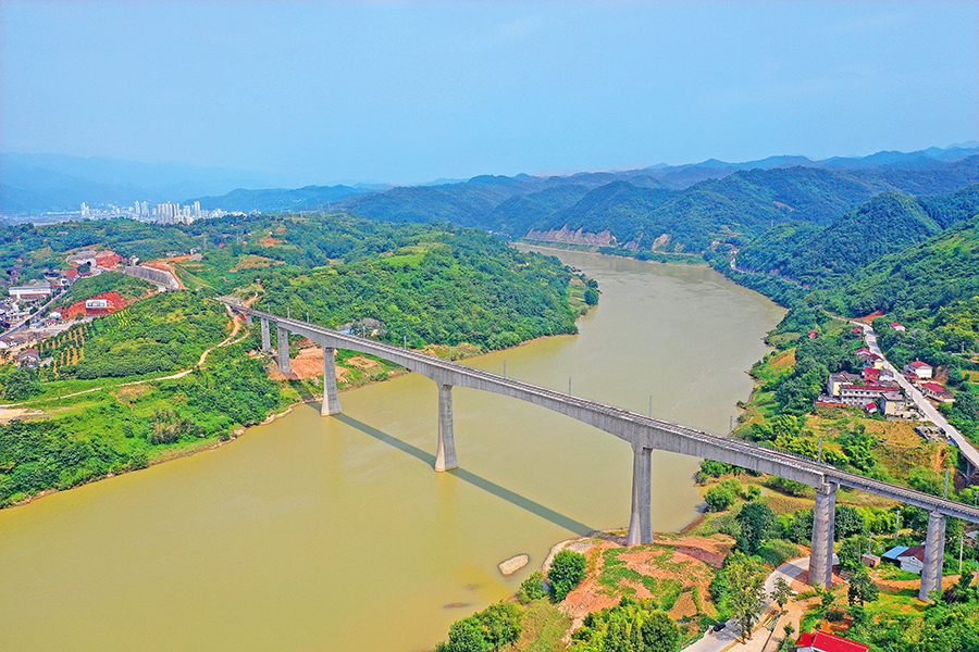 近日，伴隨著中國鐵建所屬中鐵十一局承建的陽安鐵路增建二線石泉到漢陰段貫通通車，秦巴山區多個連片特困地區期待已久的陽安鐵路增建二線分段逐步開通。陽安鐵路增建二線的開通，對貧困地區資源開發及當地人民脫貧有著重要意義。圖為陽安鐵路增建二線石泉漢江特大橋。（侯利 攝）