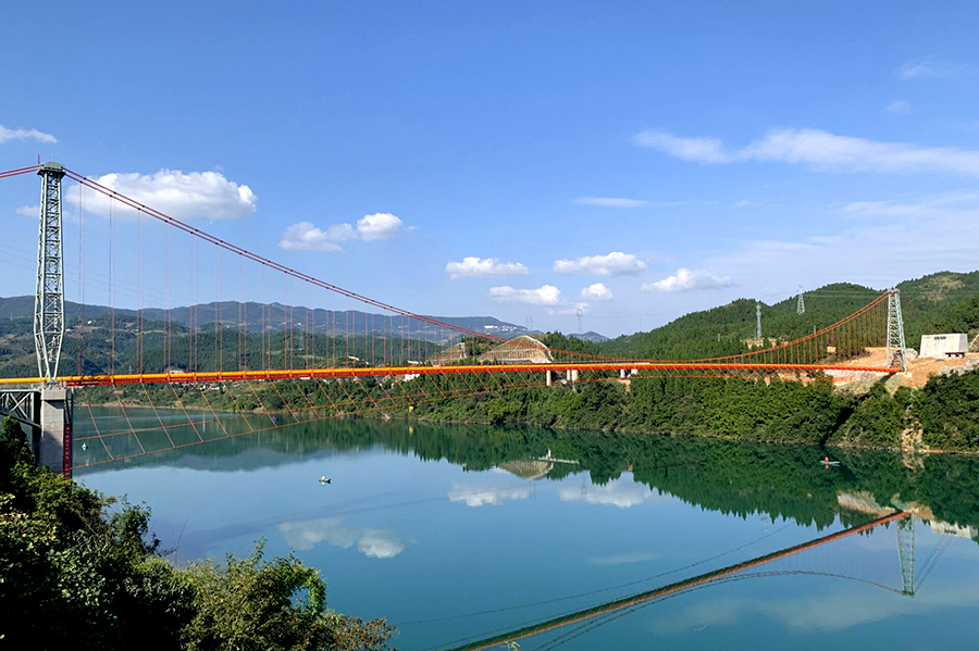 近日，由中國鐵建所屬中鐵十八局建安公司承建的國內跨度和荷載最大的管道懸索橋——重慶南川水江至涪陵白濤天然氣管道烏江懸索橋具備通氣投產條件。該橋是國內首個大型頁巖氣田——涪陵頁巖氣田開發配套的重點工程，橫跨烏江，全長467.8米，主跨長355米，總荷載超過1008噸，位居國內同類管道懸索橋之首。（伍振 攝）