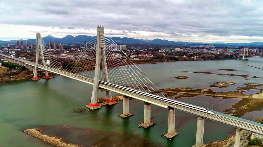 12月26日，中國鐵建所屬鐵四院總體設計，中鐵十一局、中鐵十六局、中鐵十七局、中鐵二十一局、中鐵二十四局、中鐵建設施工的昌贛高鐵通車運營。連接南昌、吉安、贛州的昌贛高鐵全長416公里，是通往贛南革命老區的第一條高鐵，也是國家《中長期鐵路網規劃》南北大通道京港高鐵的重要組成部分。圖為首趟列車通過贛州贛江特大橋。