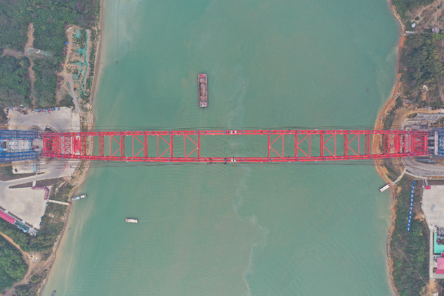 平南三橋的建設凝結了廣西北部灣投資集團有限公司全產業鏈優勢的結晶，公司旗下廣西交通設計集團有限公司、廣西路橋工程集團有限公司、廣西交通科學研究院有限公司和廣西桂通工程咨詢有限公司等四家企業參與了平南三橋的建設，為大橋建設提供勘察設計、施工、施工監控、監理等各環節服務，為“世界第一拱”的建設注入“北投力量”。圖為平南三橋合龍航拍圖。（梁暘善 攝）