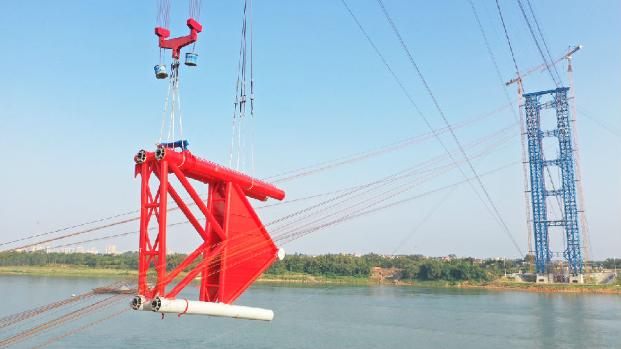 圖為2019年10月12日，平南三橋首節段拱肋吊裝施工現場。（梁暘善 攝）