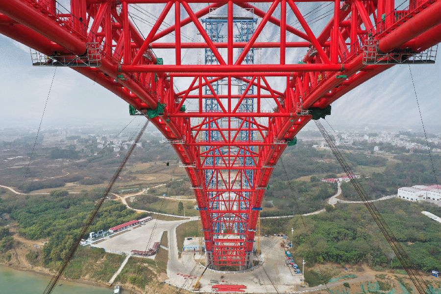 平南三橋主拱肋主弦管由筒節焊接而成，最大的筒節直徑1.4米，高3米，全橋共1960個筒節，疊加到一起可達4792米高，相當于將14座埃菲爾鐵塔串接到一起。圖為平南三橋合龍現場。（梁暘善 攝）