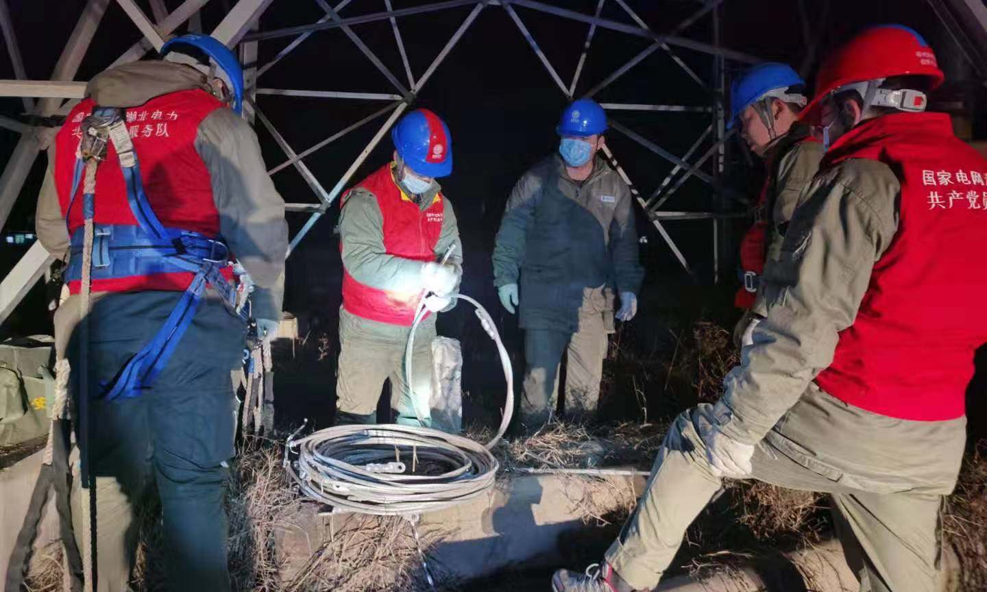 由于搶修地點較為偏遠，21時，鄂州供電公司的搶修人員組織好工具、材料趕到了搶修現場。在大型探照燈的照射下，現場燈火通明。工作負責人王志勇向班員交待安全措施和注意事項后，他們戴著口罩、頂著寒風，一步步爬上鐵塔。夜間搶修，塔上的照明不太好，隊員們小心翼翼地拆掉損壞的舊線夾，換上新線夾。工作負責人不時大喊著叮囑塔上人員一定注意安全。搶修進行順利，于1月31日1時15分完成。