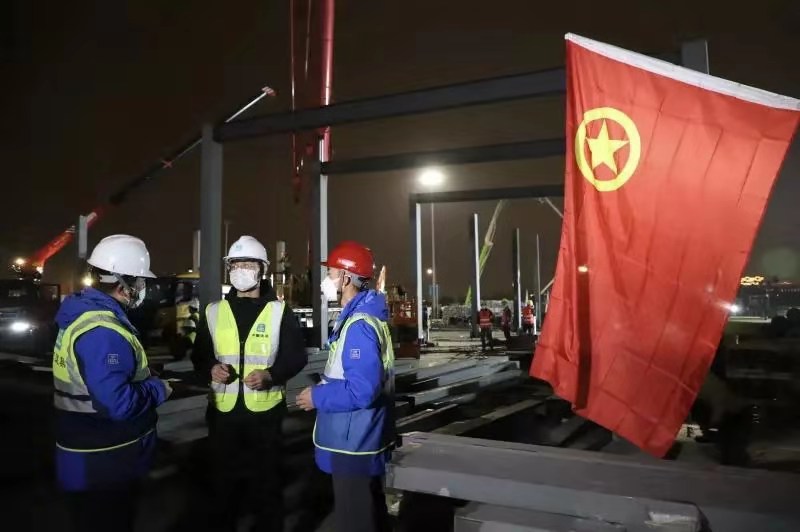 圖為項目青年突擊隊成員現場開碰頭會，具體細化施工任務，為2月3日交付作沖刺。