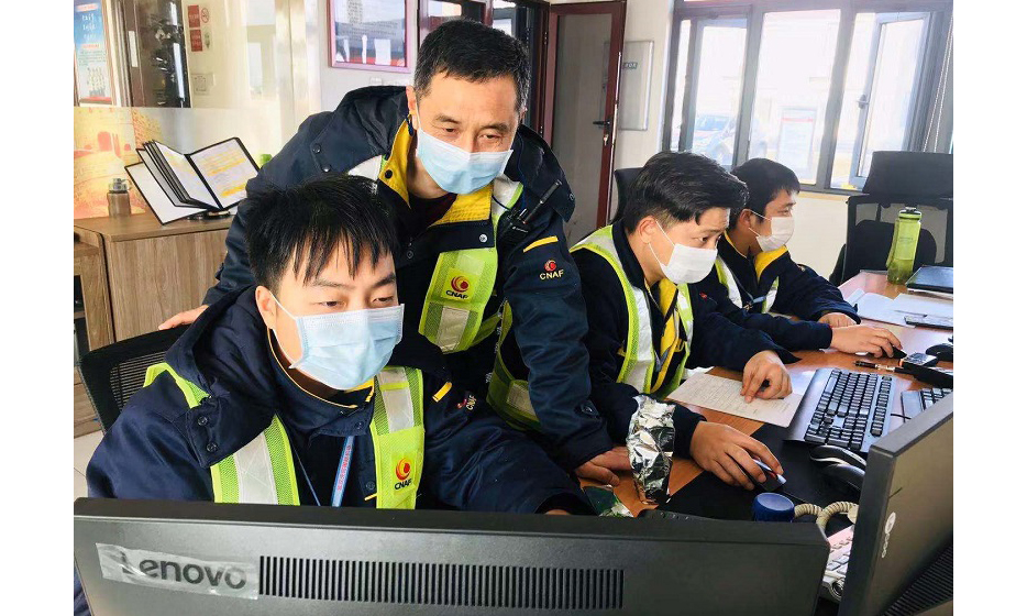  疫情就是命令，防控就是責任。自新冠肺炎疫情暴發以來，中國航油的工作人員一直堅守在崗位上。2月9日，全國10余省份近6000人組成的醫療隊，乘坐41架次民航包機抵達武漢，中國航油湖北分公司周密部署、穩妥安排，武漢航空加油站集中力量、積極應對，安全優質完成供油保障任務。這是疫情發生以來，中國航油湖北分公司保障運送醫護人員與防疫物資的飛機架次最多的一天。圖為飛機加油現場主任正在研判航班信息，調度員正查看航顯、飛機加油員隨時出發。