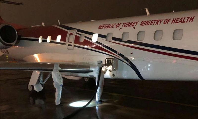 “第一次穿著防護服，給飛機加油，有點緊張，但感覺很特別，感到肩上的責任。”1月25日農歷大年初一4時10分，武漢航空加油站飛機加油員穿著防護服，完成運送疑似新型冠狀病毒肺炎病人的跨洋急救飛機供油保障任務。（今力 攝）