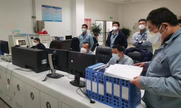 一手抓疫情防控，一手抓復工復產，中國化學工程所屬企業按照公司統一安排，統籌研究部署全年生產經營工作，確保在打贏疫情防控阻擊戰的基礎上，保持生產經營平穩有序。在保證人員安全的基礎上，做好境內外工程項目的復工復產。中國化學工程所屬天辰耀隆在春節前及時儲備大宗物料，有效解決了原料供應問題。主動出擊、全力以赴拓展下游銷售客戶，為正常生產運行奠定了基礎。圖為工作人員在辦公室討論原料供應問題。