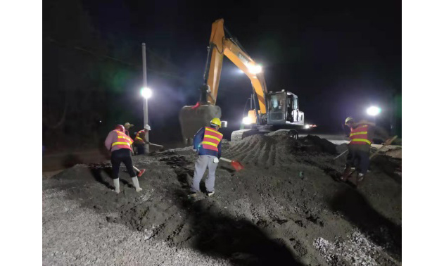 中國化學工程所屬建投公司茂名濱海新區丙烷脫氫項目前期配套工程項目部堅持統籌推進、多措并舉，切實保障員工生命安全和身體健康，奮力推進項目生產安全高效運轉。目前，項目40余名管理人員和施工人員身體狀況良好，施工生產有條不紊，182畝罐區吹填工程完成60%，為完成項目各項節點工期及后續項目順利推進奠定了堅實基礎。圖為施工現場。