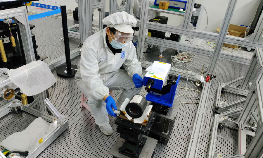 圖為五院508所技術人員正在進行某型號相機關鍵性能測試。（李莉 攝）