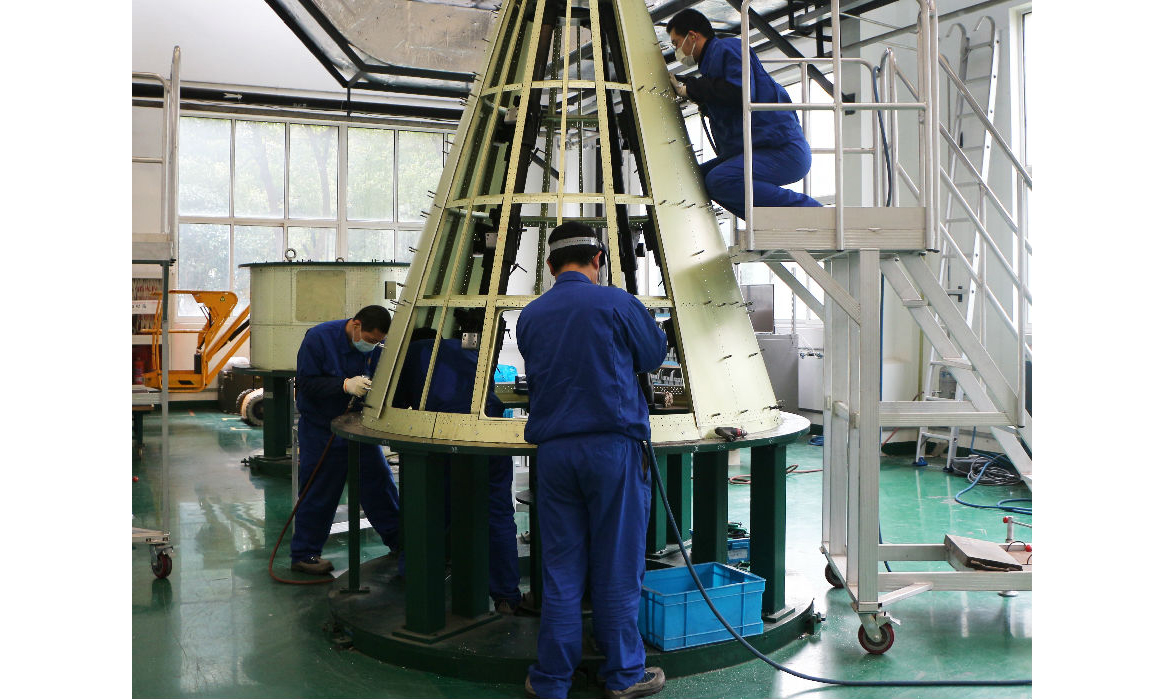 圖為八院800所結構件加工事業部的唐建平班組“全線運行”所有機床。（王海晶 攝）