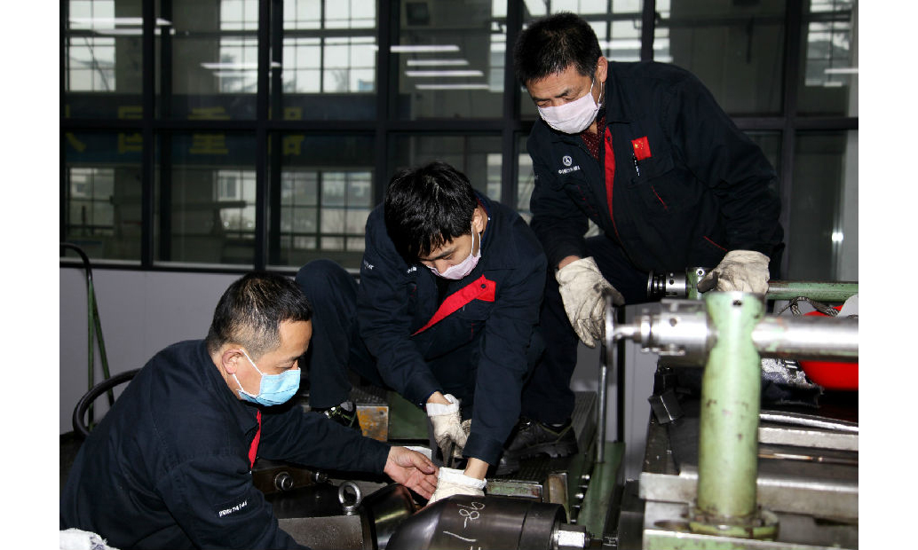 圖為四院7414 廠一線操作人員安裝產品工件。（郭建華 攝）