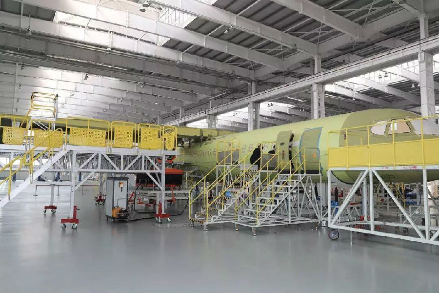 為確保“新舟”700今年能夠順利首飛，航空工業西飛民機依托科學體系開展疫情應急防控工作，層層保障，順利復工。在生產過程中，總裝團隊實時檢查，避免人員過度集中，保障工位間的相對隔離，從而促進生產工作的有序進行。圖為生產車間一隅。