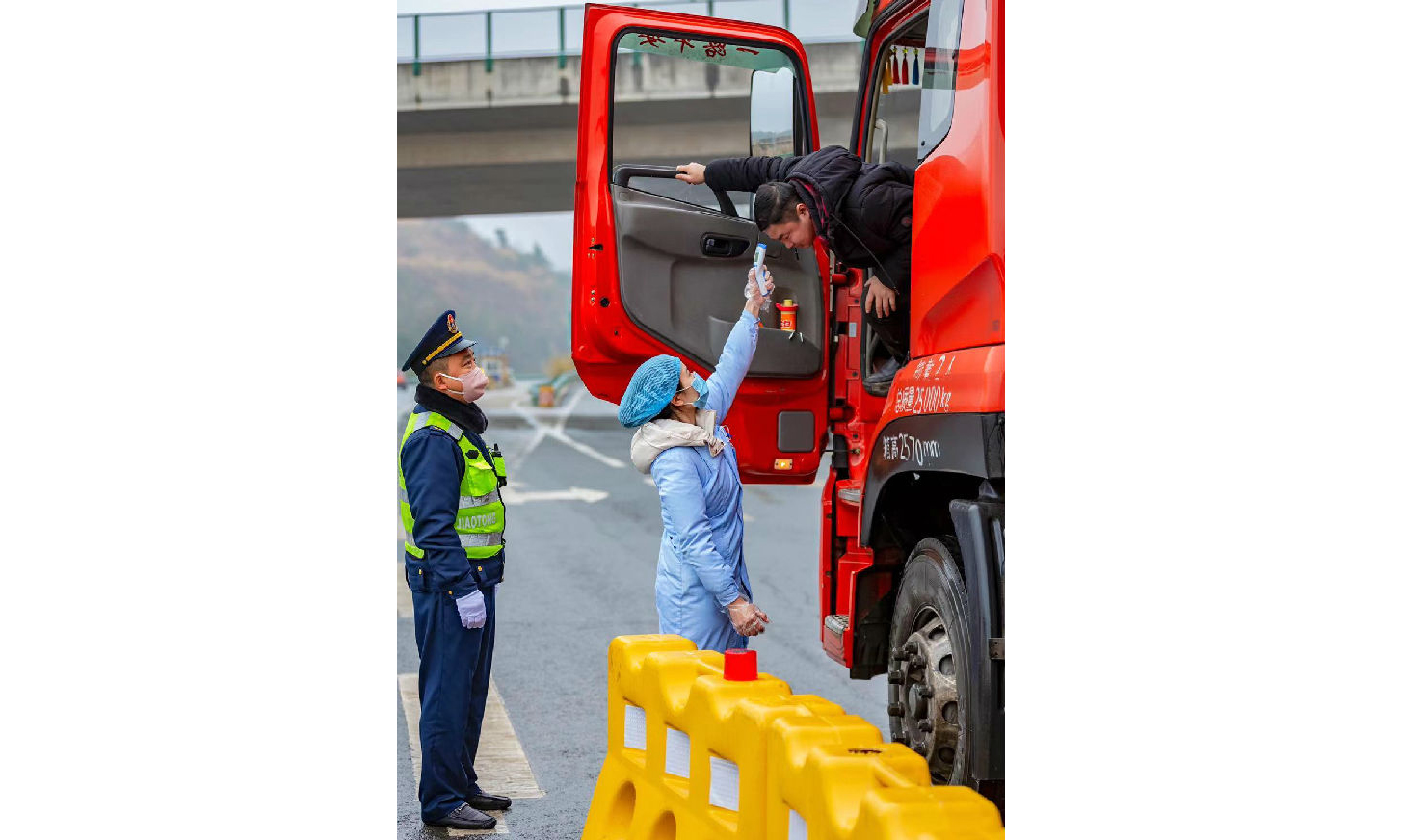 新冠肺炎疫情發生后，作為成都市197家發熱門診醫療機構之一，航天科技七院成都航天醫院立即成立疫情防控值守小組、疫情防控門診梯隊，嚴格落實疫情防治工作，全體醫護人員堅守在第一線。圖為航天社區衛生服務中心醫護人員在成簡快速通道龍泉驛與簡陽交界處進城方向，聯合交通局等部門開展對過往車輛消毒殺菌及人員體溫檢測。（張志勇 攝）