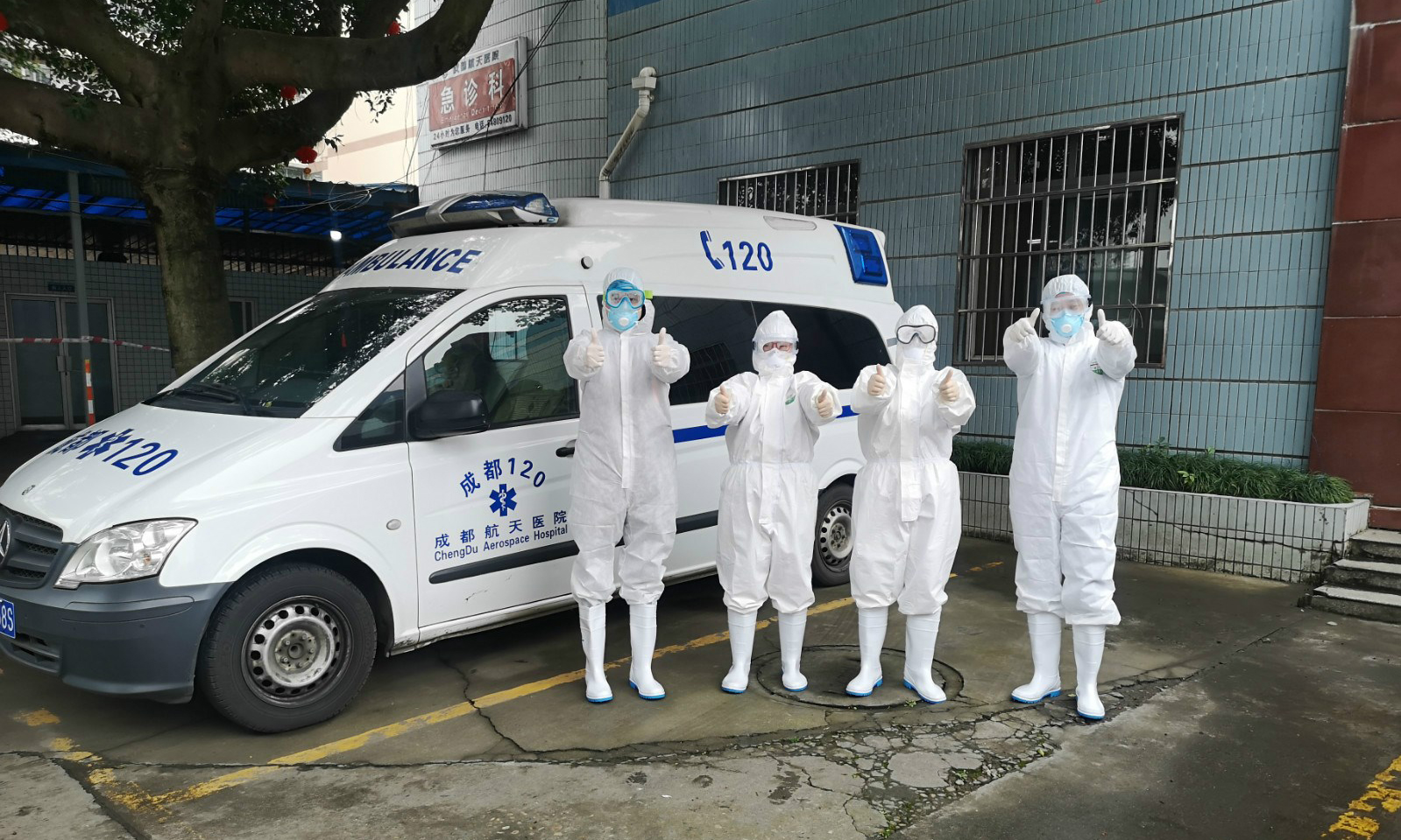 成都航天醫院員工還參與成都市區級新冠專家組，組建呼吸內科、重癥醫學科在內的6個科室共11名人員的應急隊伍。圖為全副武裝卻依然樂觀的成都航天醫院醫務工作者。（付晨 攝）