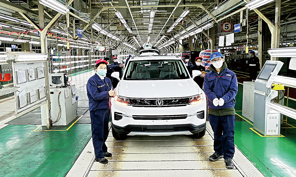 新冠肺炎疫情以來，兵器裝備集團成員單位臨“疫”不亂，以對產業鏈上下游高度的責任感，按時按約、保質保量完成各項海外訂單，向世界傳遞了中央企業踐諾履約的決心和實力。長安汽車1月份完成訂單7143臺，主要銷往沙特、智利、俄羅斯等，其中CS35PLUS銷量達1363臺；2月份海外訂單正常，截至2月24日，下達6200輛訂單，現已發運1800多臺。圖為2月18日，長安汽車渝北工廠復產的第一輛CS35PLUS正式下線。